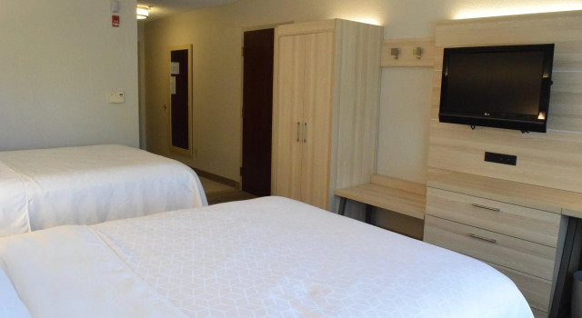 Четырёхместный номер Standard Holiday Inn Express Hotel & Suites Rochester Webster by IHG