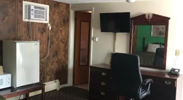 Четырёхместный номер Standard Traveler's Inn Motel