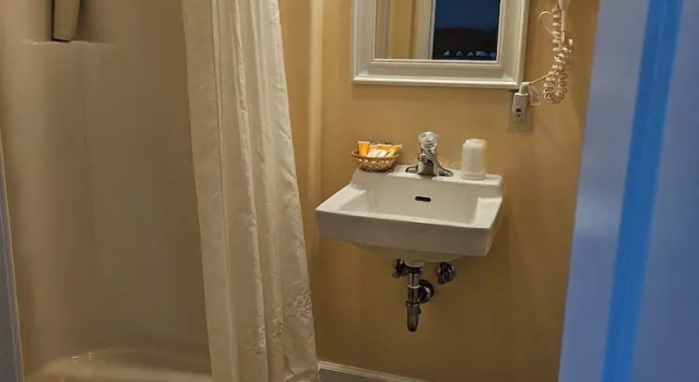 Четырёхместный номер Standard с балконом Capt.'s Inn & Suites