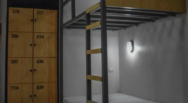 Кровать в общем номере Hostal Sole
