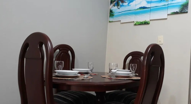 1br 6 Miles to Beaches & Airport w/ Parking/wifi & Hot Water