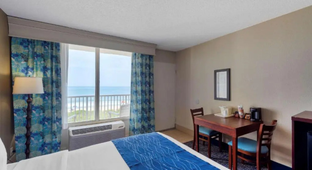 Четырёхместный номер Standard с видом на улицу Comfort Inn On the Ocean