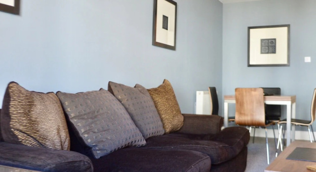 Central Edinburgh 2 Bedroom Apartment, Забронировать Апартаменты/квартира Бротон Эдинбург, рядом с Железнодорожный вокзал Эдинбург-Уэверли