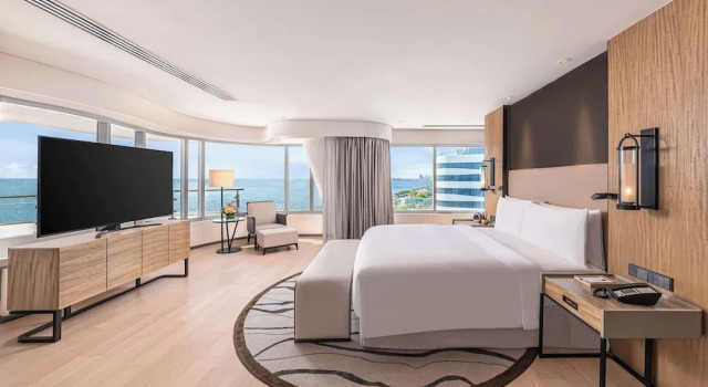 Люкс Ambassador с 2 комнатами с балконом и с видом на залив Conrad Manila