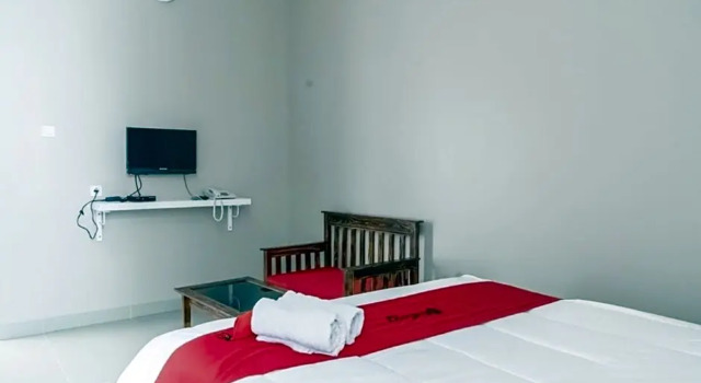 Economy room RedDoorz Plus near Tambun Station