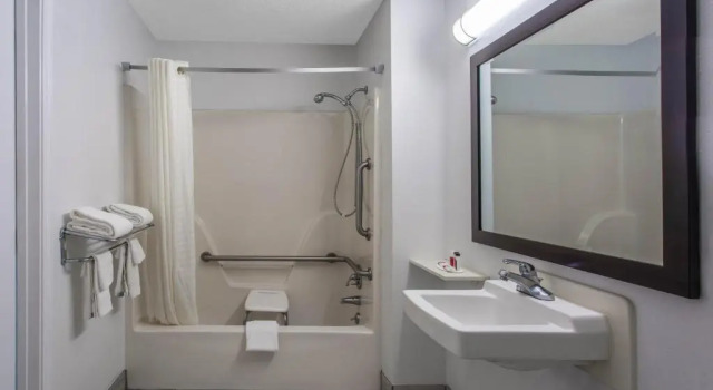 Номер Standard Super 8 by Wyndham Florence