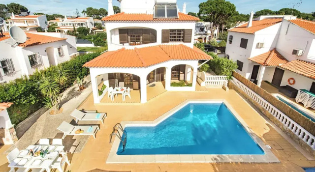 Вилла с 4 комнатами Spacious 4 bedroom villa, private pool, free air conditioning and wifi