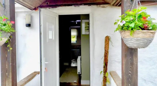 Stunning ANNEXE 1 luxury bedroom, eating area & bathroom only!