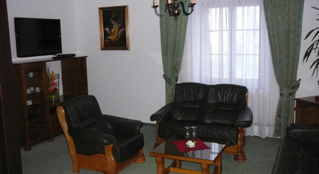Zámeček Pod Hradem, Book Hotel Hoteller i Moravia-Silesia med parkering, Parkering