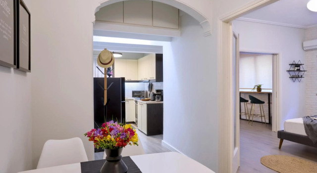 Acropolis Unique 2BD Apartment with Prive Entrance, Забронировать Апартаменты/квартира Неос-Космос Афины, рядом с Холм Филопаппос