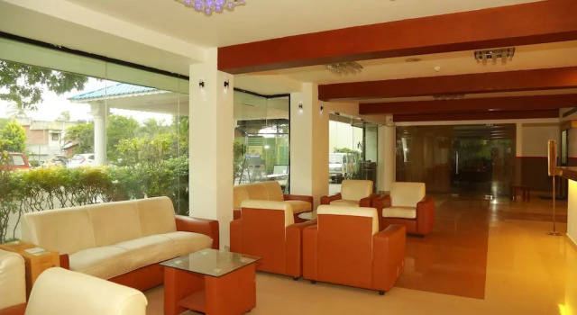 OYO Flagship 084 MG Road Trivandrum, Забронировать Отель Отели штата Кералы с парковкой, Парковка