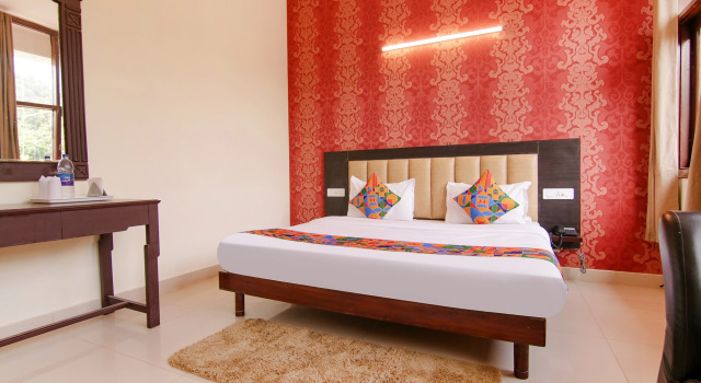 Номер Standard FabHotel Town Pride