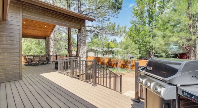 Коттедж Fire Pit + Deck: Airy Cabin Near Pinetop Lakes