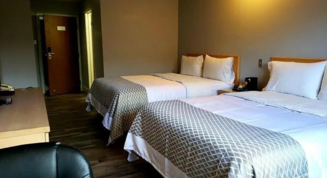 Четырёхместный номер Standard Venture Inn Hotel