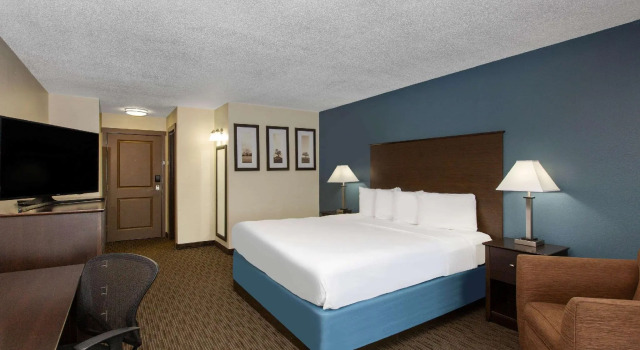 Двухместный номер Deluxe с видом на реку AmericInn by Wyndham La Crosse Riverfront-Conference Center