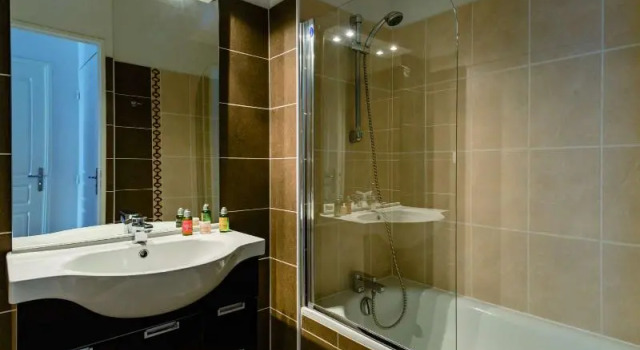 Кровать в общем номере с 2 комнатами Lagrange Vacances Les Terrasses des Embiez