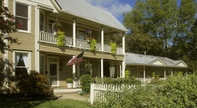 Heartstone Inn B&B & Cottages, Забронировать Отель «постель и завтрак» Отели Юрика-Спрингса 3 звезды, рядом с Городской концертный зал Юрека-Спрингса, 3*