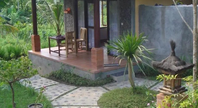 Кровать в общем номере Khrisna Hs and Cottages