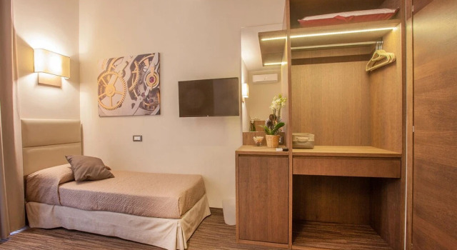 Twin Bedded Room City Center, Забронировать Отель «постель и завтрак» Неаполь Кампания, рядом с Церковь Пио Монте делла Мизерикордия