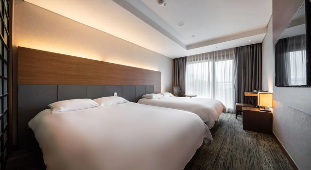 Шестиместный семейный номер Standard с балконом и с видом на океан Golden Tulip Jeju Seongsan Hotel