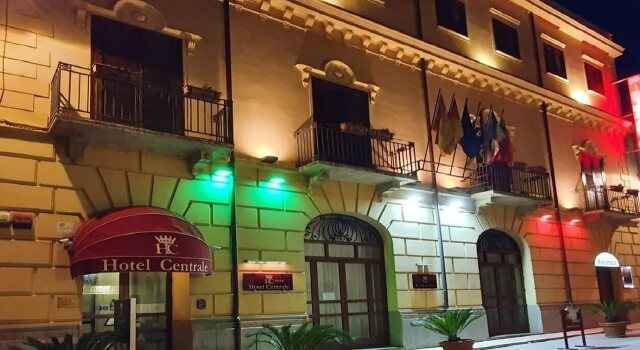 Hotel Centrale Spa & Relax, Забронировать Курортный отель Отели в центре Алькамо, в центре