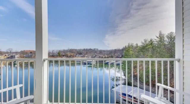 Lakefront Osage Beach Condo: Dock Your Boat Here!, Забронировать Отель Отели в центре Осейдж-Бич, в центре