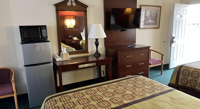 Четырёхместный номер Standard Surry Inn - Dobson - I-77 - Exit 93