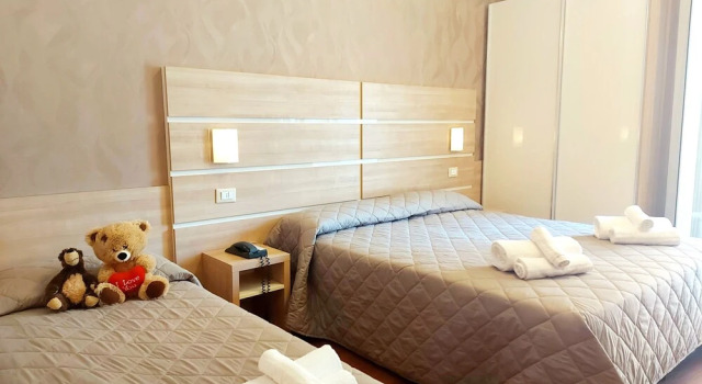 Трёхместный номер Standard с балконом Hotel Monica