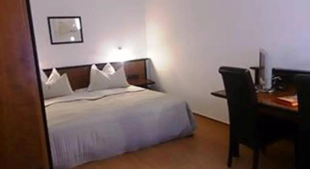 Brockis Hotel Stadt Hamburg, Забронировать Отель Отели Пархим 3 звезды, рядом с Ратуша в Пархиме, 3*