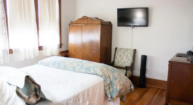 DeBourge Guesthouse, Varaa Hotelli  