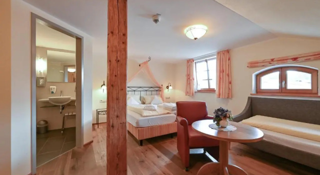 Трёхместный номер Standard Hotel Weinbauer