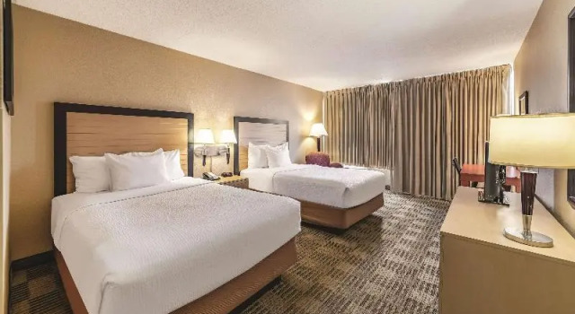 Номер Deluxe Ramada Inn by Wyndham Fairfield NJ