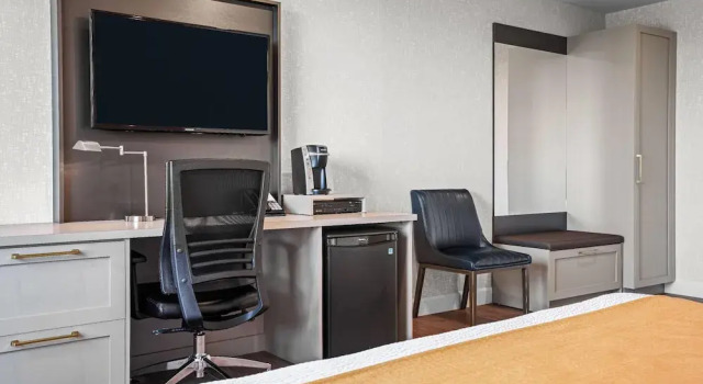 Четырёхместный номер Standard с балконом и с видом на сад Days Inn by Wyndham Riviere-Du-Loup