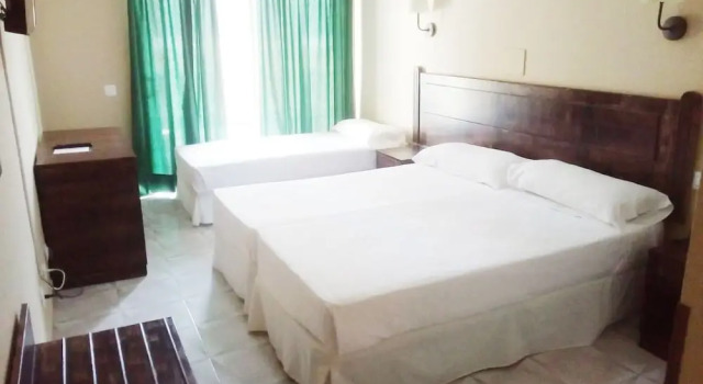 Трёхместный номер Standard с балконом Hotel Aeropuerto Sur