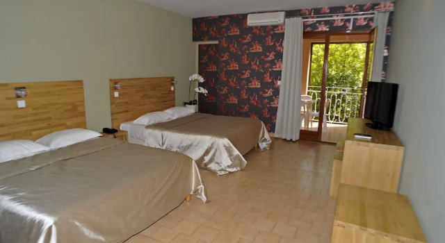 Четырёхместный номер Standard Logis Hotel Le Lonca