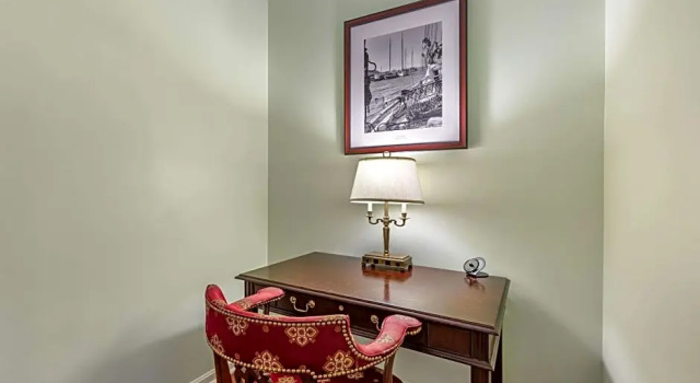 Номер Standard с балконом The William Fell Baltimore, Tapestry Collection by Hilton