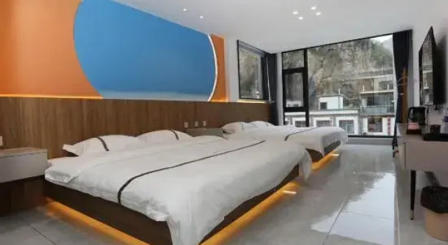 Кровать в общем номере с красивым видом из окна Yesanpo Hongyun Homestay
