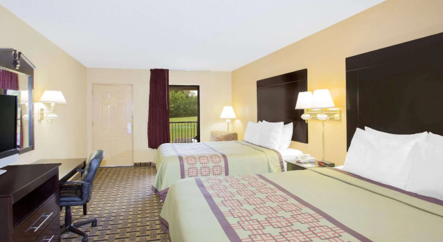 Четырёхместный номер Standard Days Inn by Wyndham Andalusia