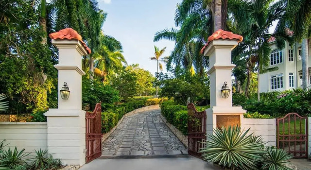 Коттедж Sprawling 7BR Villa Overlooking the Sea Pool Hot Tub & Resort Access