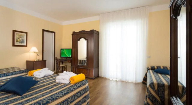 Четырёхместный номер Standard с балконом Hotel Milano Helvetia - in centro con piscina