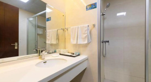 Sunshine Holiday Hotel, Prenota Hotel Hotel a Shaanxi con parcheggio, Parcheggio