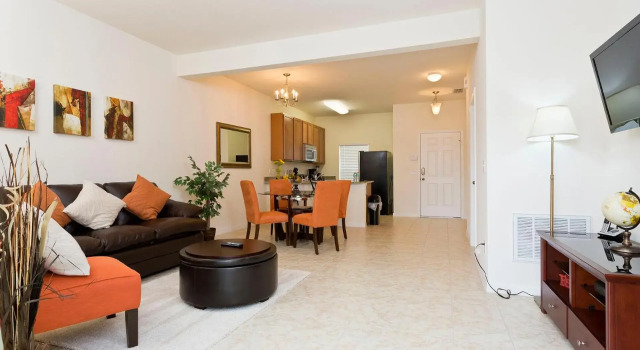 3Br 3Bath Townhome BBQ Pool 15min Disney 1291ft, Rezerwuj Hotel Kissimmee Kissimmee