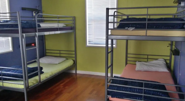 Кровать в общем номере Yosemite International Hostel