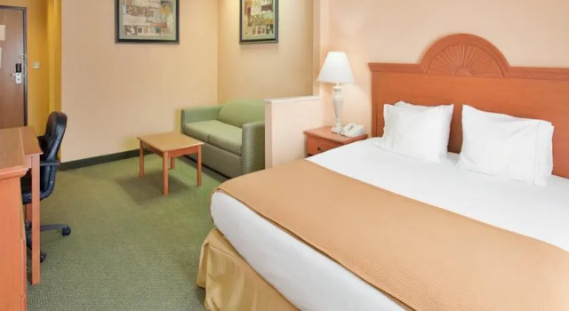 Holiday Inn Express Hotel Jefferson City, Забронировать Отель Джефферсон-Сити Миссури, рядом с Гольф-центр Oak Hills