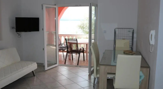 Апартаменты Цокольный этаж c 1 комнатой Apartments Marija - Maslenica - first line to the sea