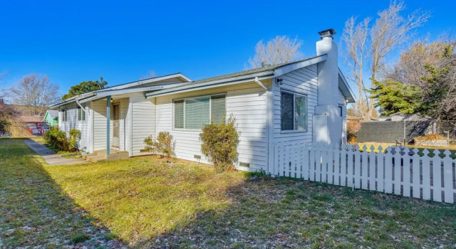 Коттедж 11 Mi to Burney Falls: Charming Home w/ Fireplace