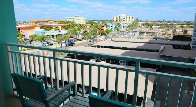 Четырёхместный номер Standard с балконом и с видом на город Dolphin Sands Clearwater Beach, an Ascend Collection Hotel