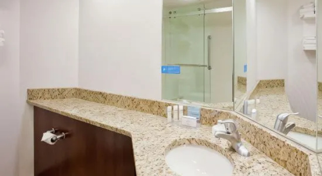 Номер Standard с частичным видом Hampton Inn Duluth-Canal Park