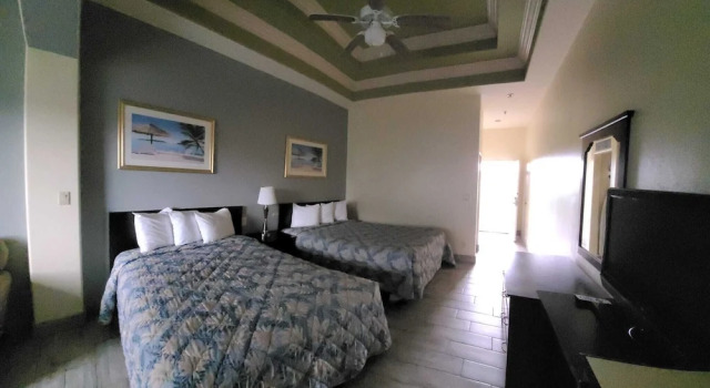 Четырёхместный номер Standard с балконом и с видом на город Casa Bella Hotel and Suites
