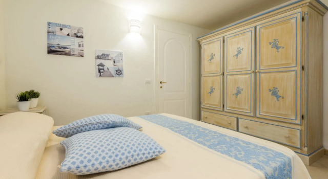 It consists of 3 bedrooms with air conditioning (one triple with a double and a single bed, a twin b-S'ABBA DI GIU'